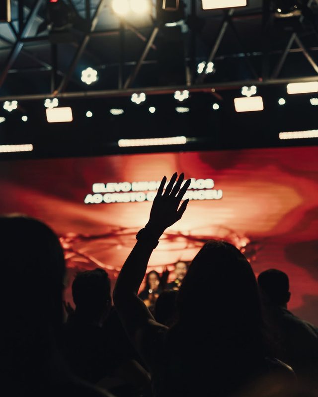 Mãos levantadas em louvor