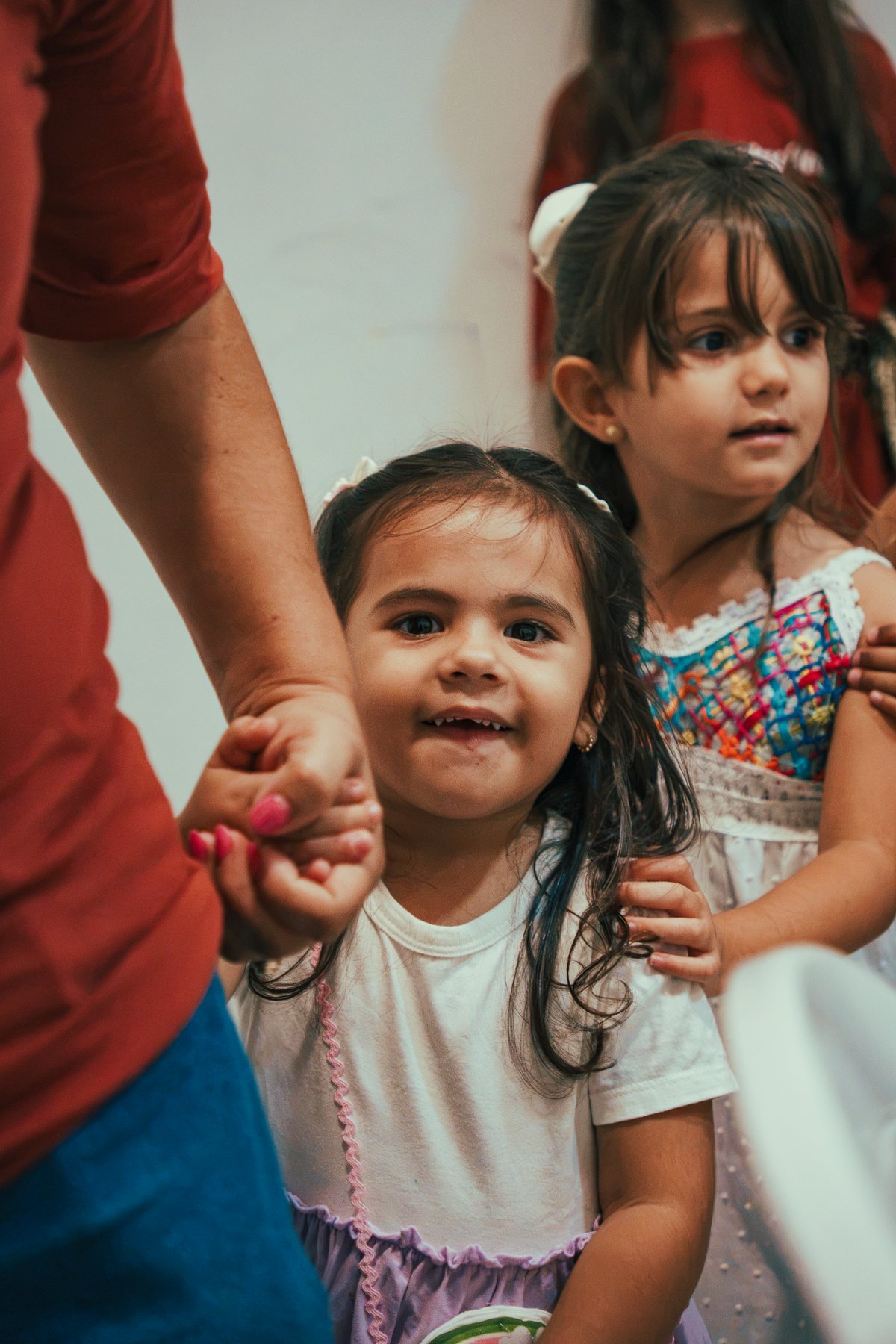 Crianças vivendo momentos de comunhão